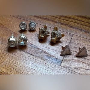 Set of stud earrings